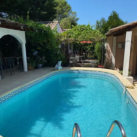 Le Beausejour Bed & Breakfast 3*